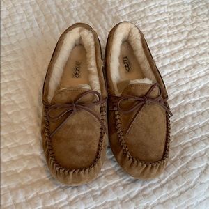 Ugg Dakota Slipper. NWOB! Size 9